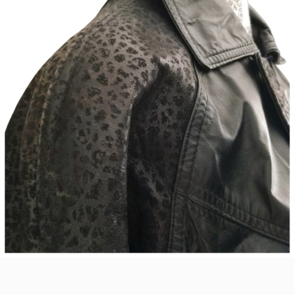 ๐จ๐ฆ Vintage 90s Black Leather Bomber Jacket Embossed Leopard Texture - Picture 4 of 6
